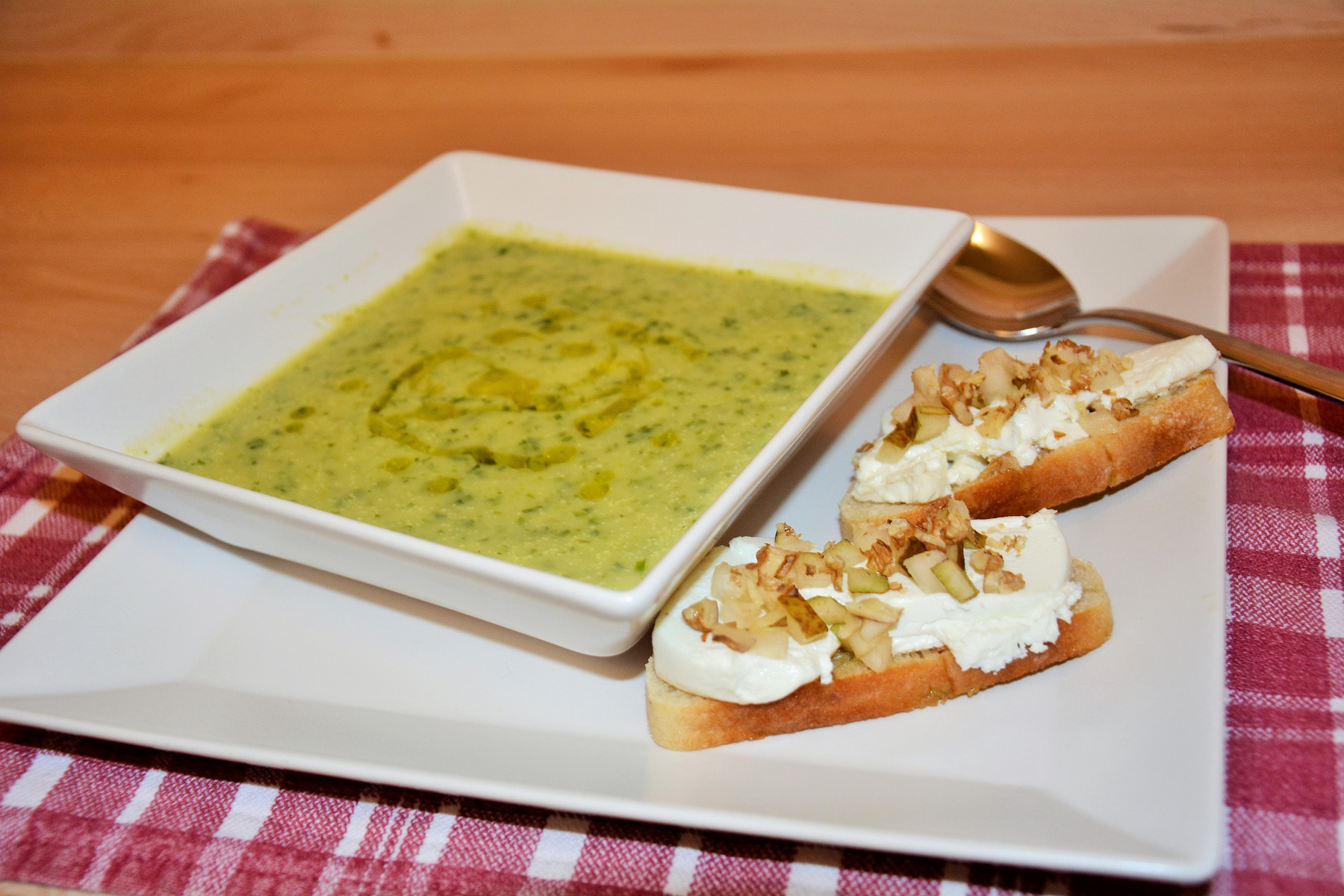 Rezeptbild für Endiviensuppe mit Ziegenkäse-Bruschetta