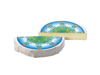 KI generiert: Das Bild zeigt zwei runde Brie-Käsescheiben, eine davon aufgeschnitten, um die weiche innere Struktur zu zeigen. Die Verpackung ist mit einem blau-grünen Design versehen.