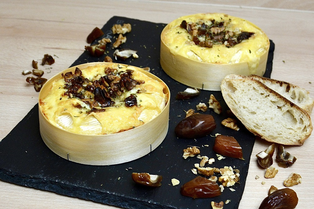 Rezeptbild für Ofenkäse mit Datteln und Walnüssen