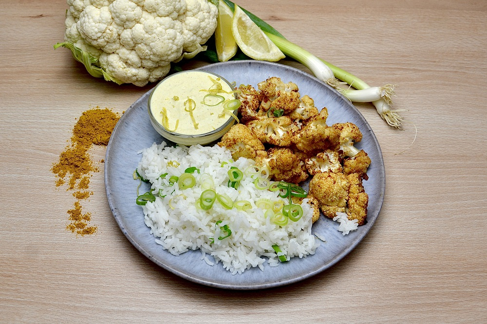 Rezeptbild für Gebackener Blumenkohl mit Joghurt Dip und Reis